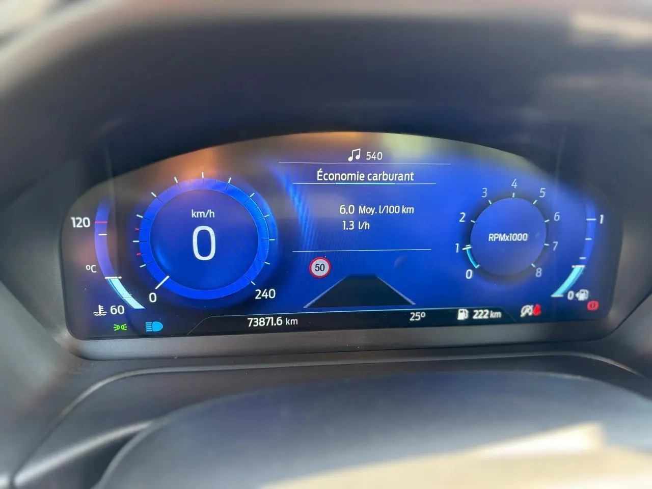 Combiné d'instrumentation numérique bleu du Ford Puma 2020 affichant vitesse, régime et économie de carburant.