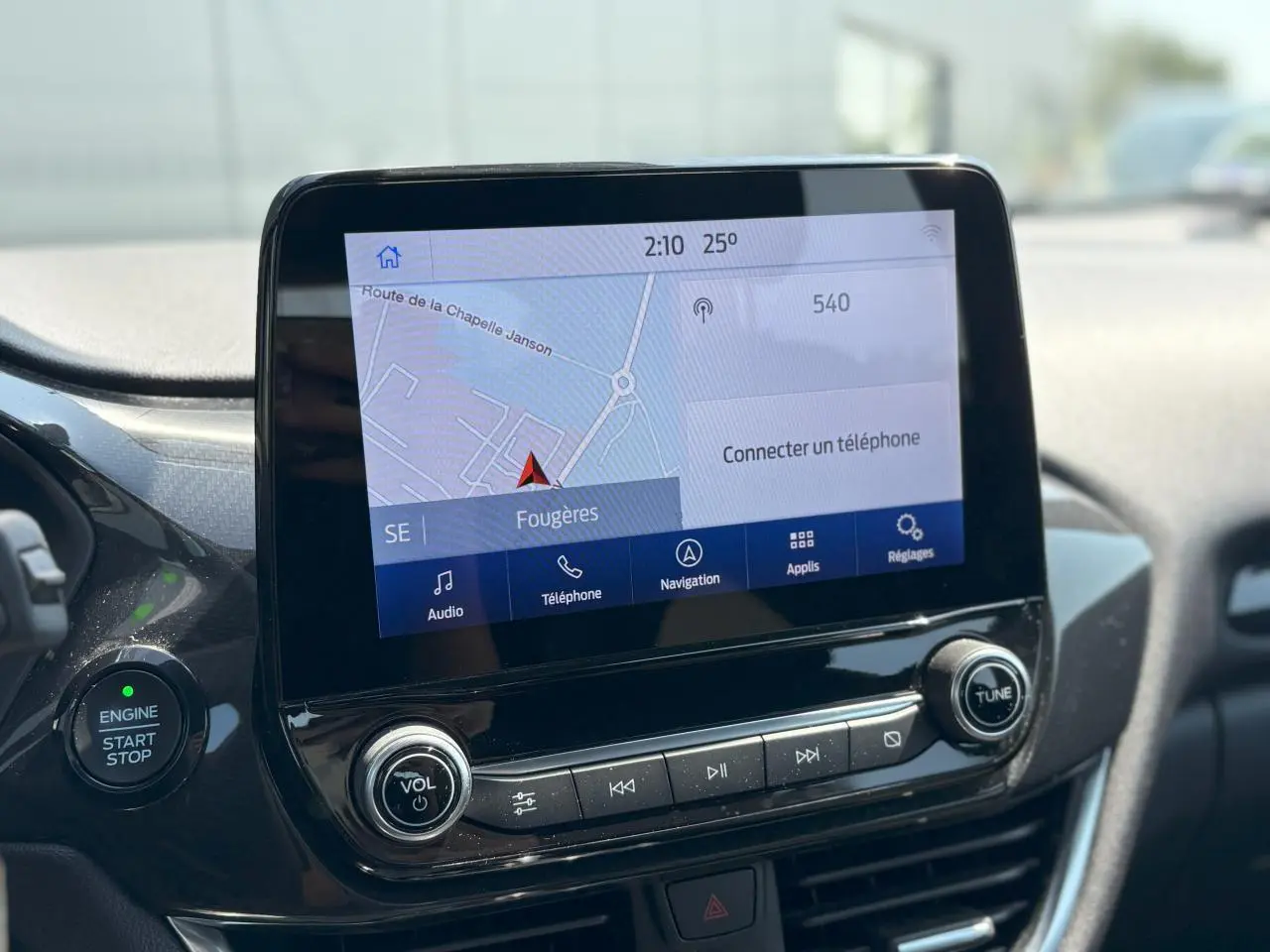 Écran tactile GPS Ford SYNC 3 au centre du tableau de bord d'une Ford Puma gris Solar, avec bouton démarrage moteur.