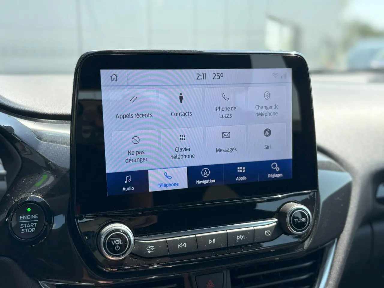Écran tactile central du Ford Puma ST Line 2020 avec interface GPS et commandes audio, bouton démarrage visible.
