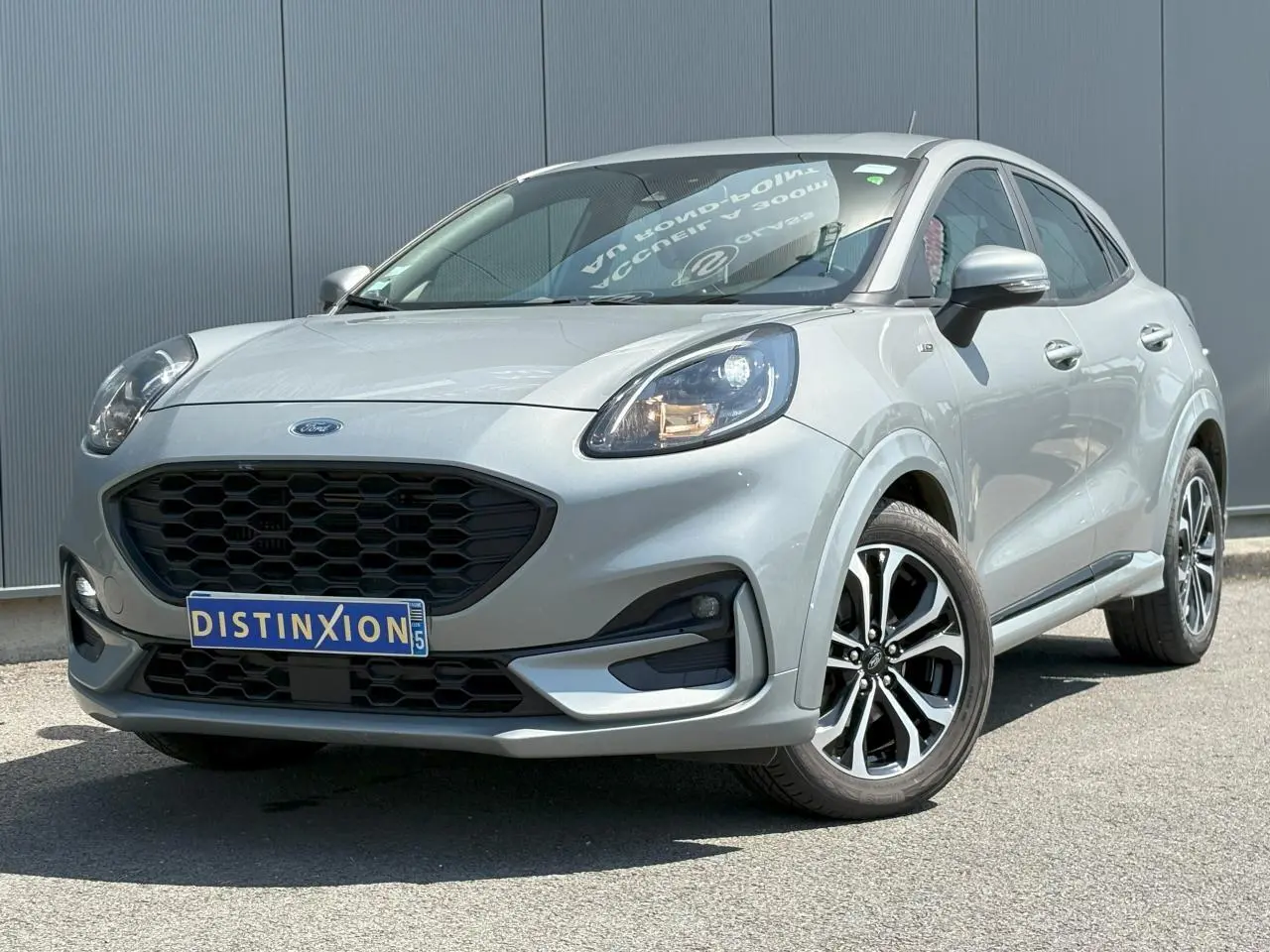 Ford Puma gris Solar en 3/4 avant droit, avec calandre noire et jantes alliage 17 pouces bicolores.