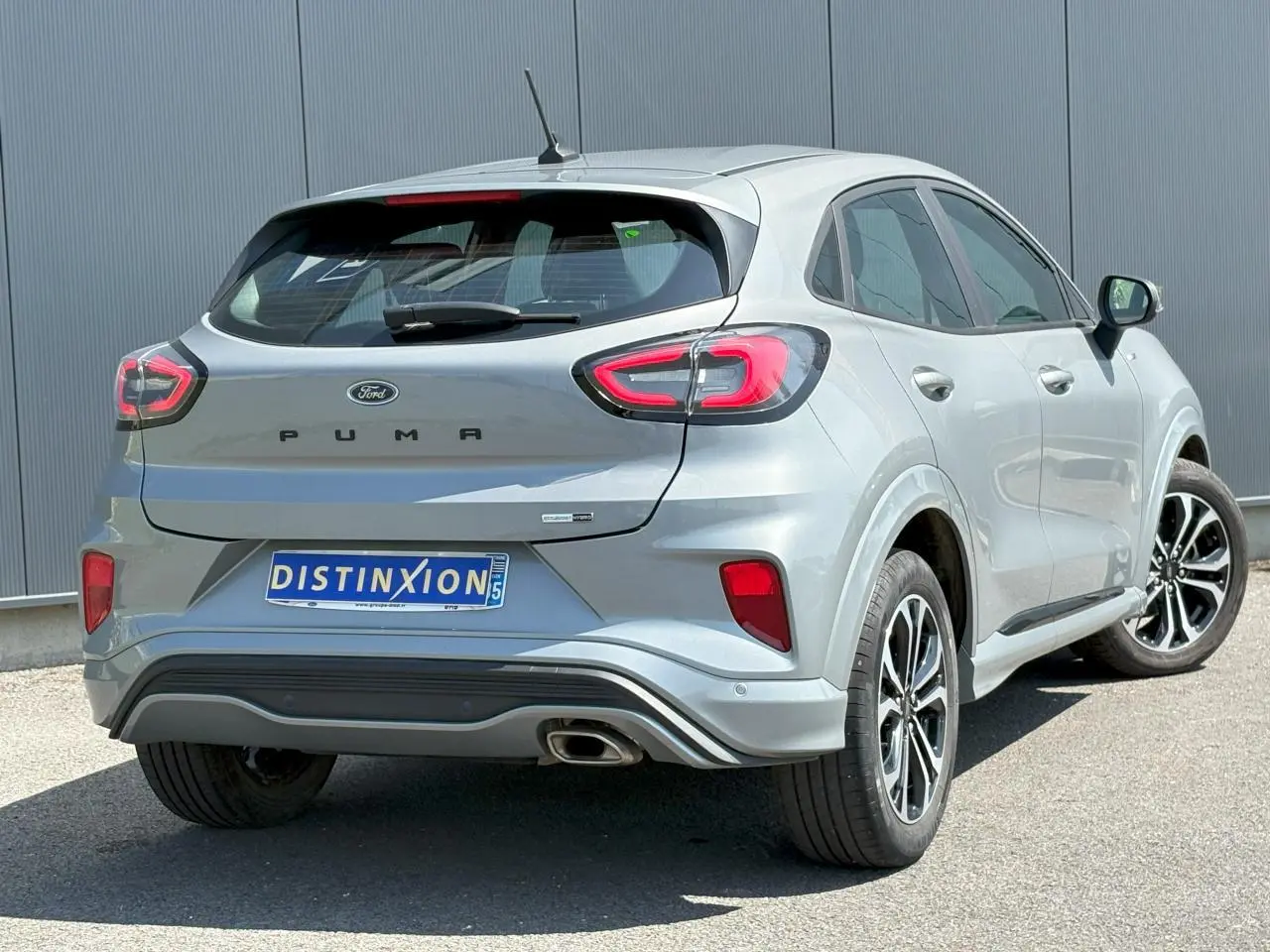 Vue 3/4 arrière droite d'un Ford Puma gris Solar avec feux arrière LED et jantes alliage noires et argent.