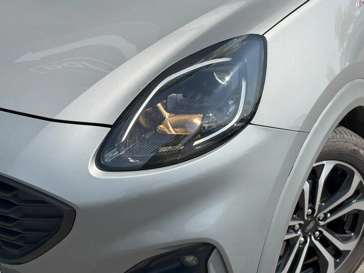 Gros plan sur le phare avant droit et la jante alliage 17 pouces du Ford Puma Gris Solar 2020 finition ST Line.