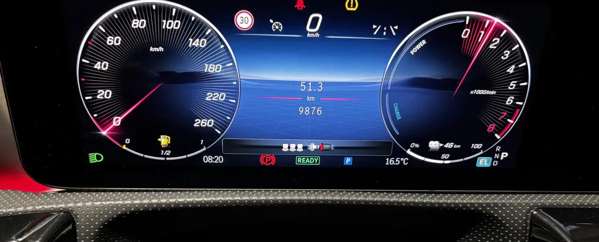 Affichage numérique du combiné d'instruments de la Mercedes CLA 250 e AMG Line 2023, avec compte-tours et vitesse à 0 km/h.