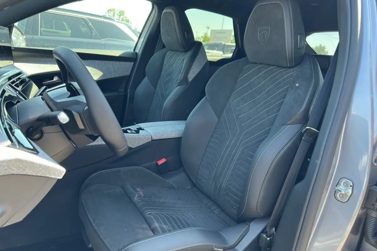 Intérieur du Peugeot 3008 Hybrid 145 GT Alcantara, vue côté conducteur sur les sièges avant en cuir et alcantara gris.