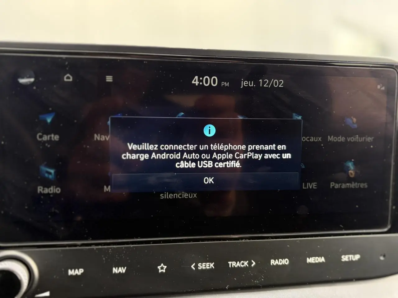 Écran tactile central de la Hyundai i20 2025 affichant un message de connexion Apple CarPlay et Android Auto.