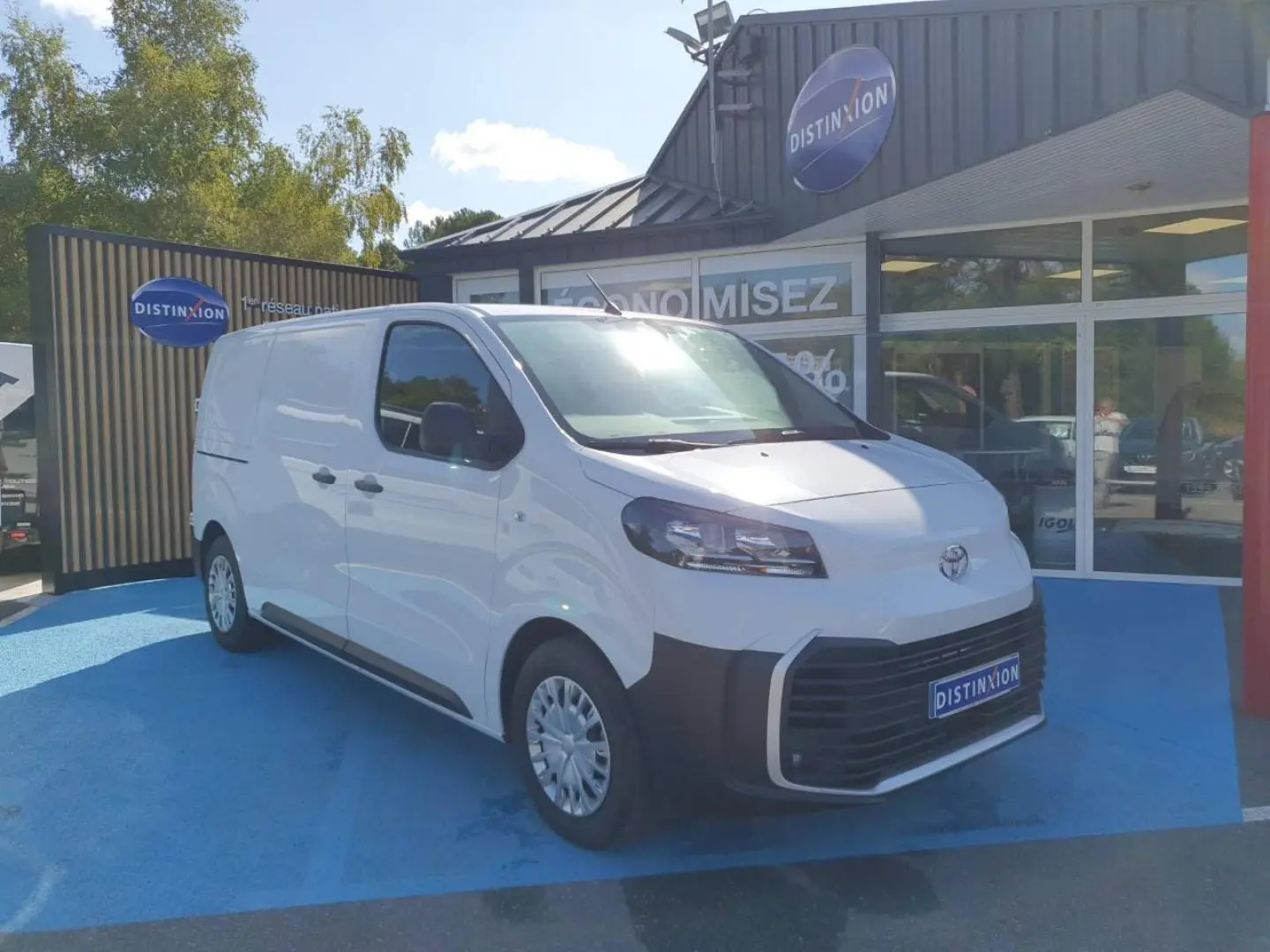 Toyota Proace Fourgon blanc Glacier en vue 3/4 avant droit, avec calandre noire et jantes acier.