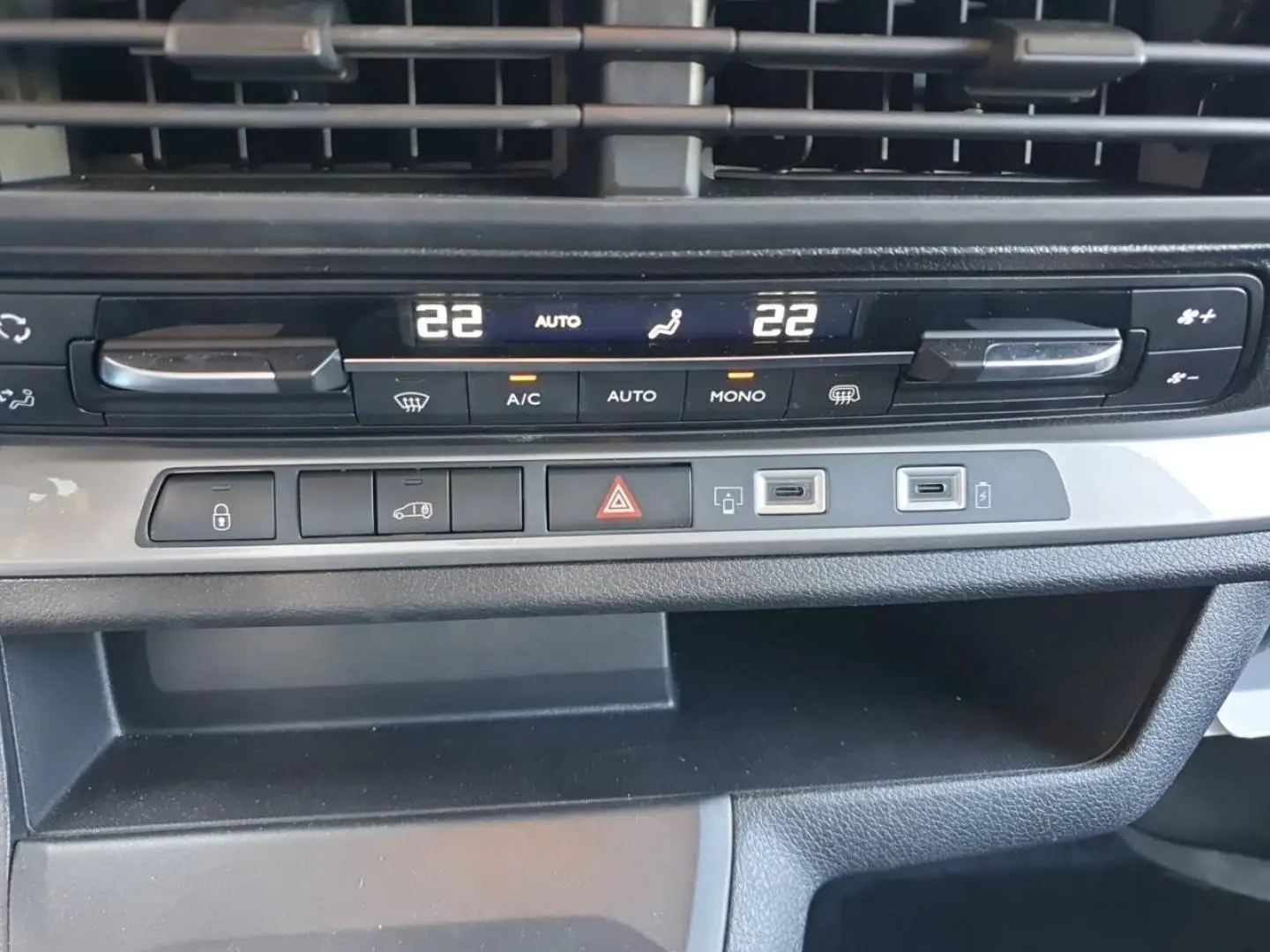 Gros plan sur la console centrale du Toyota Proace Fourgon blanc Glacier, affichant la climatisation digitale à 22°C.