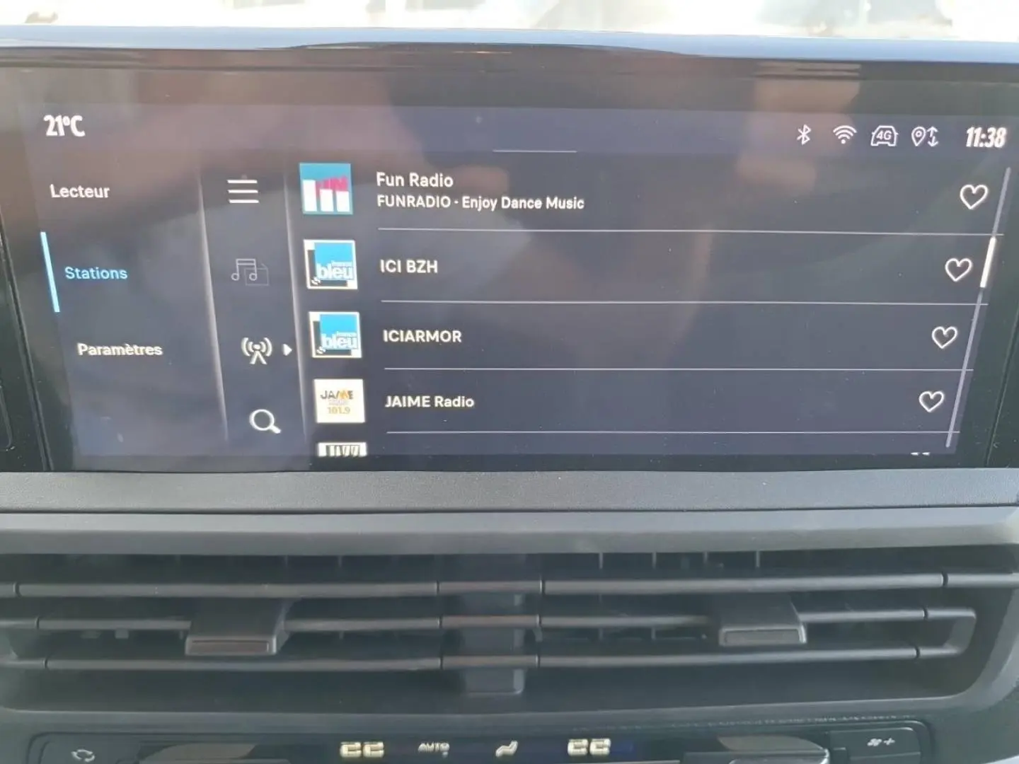 Vue rapprochée de l’écran multimédia du Toyota Proace Fourgon 2025 affichant les stations radio en mode clair.