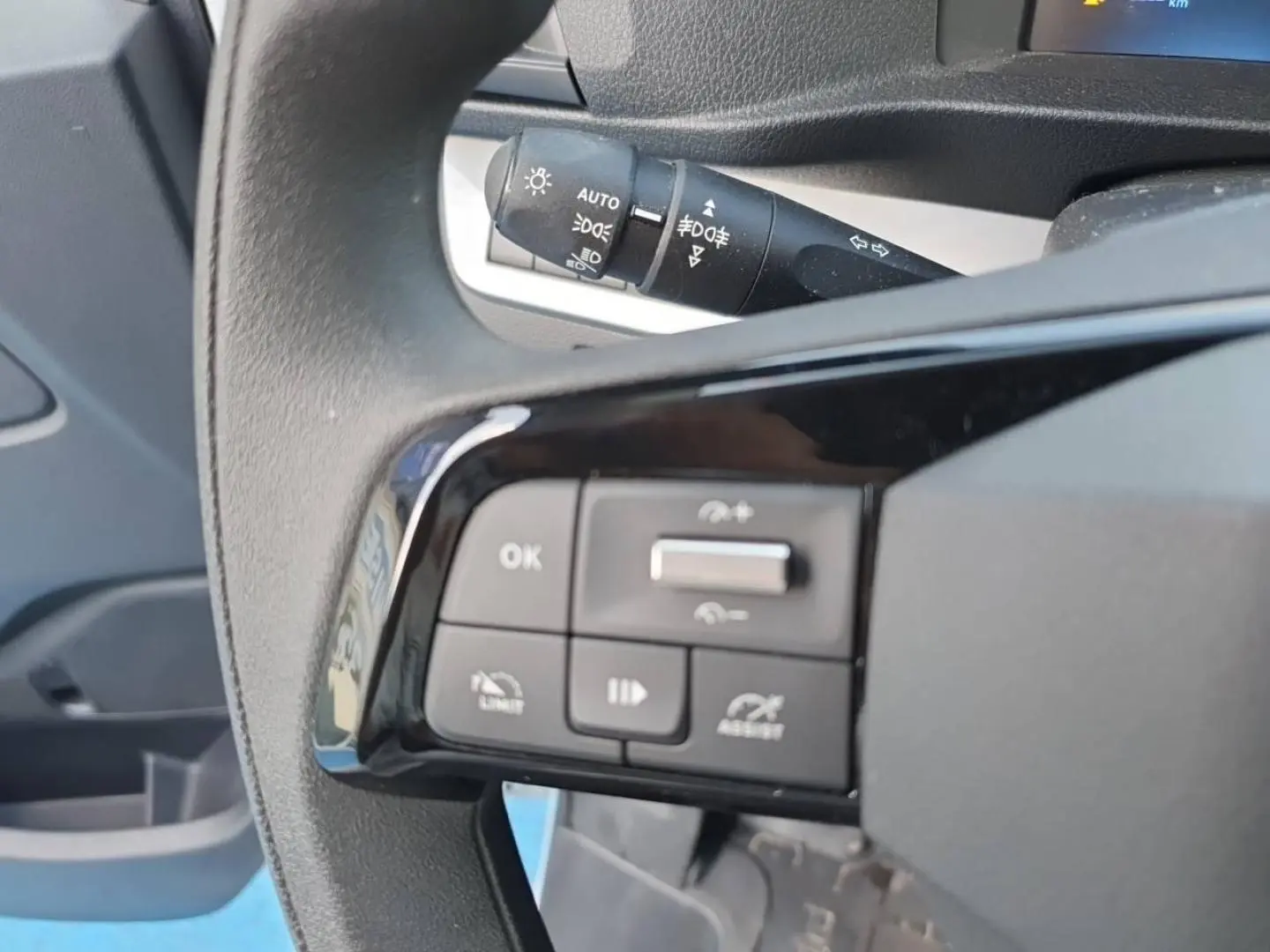 Gros plan sur les commandes au volant côté gauche du Toyota Proace Fourgon blanc Glacier, avec levier de clignotants visible.