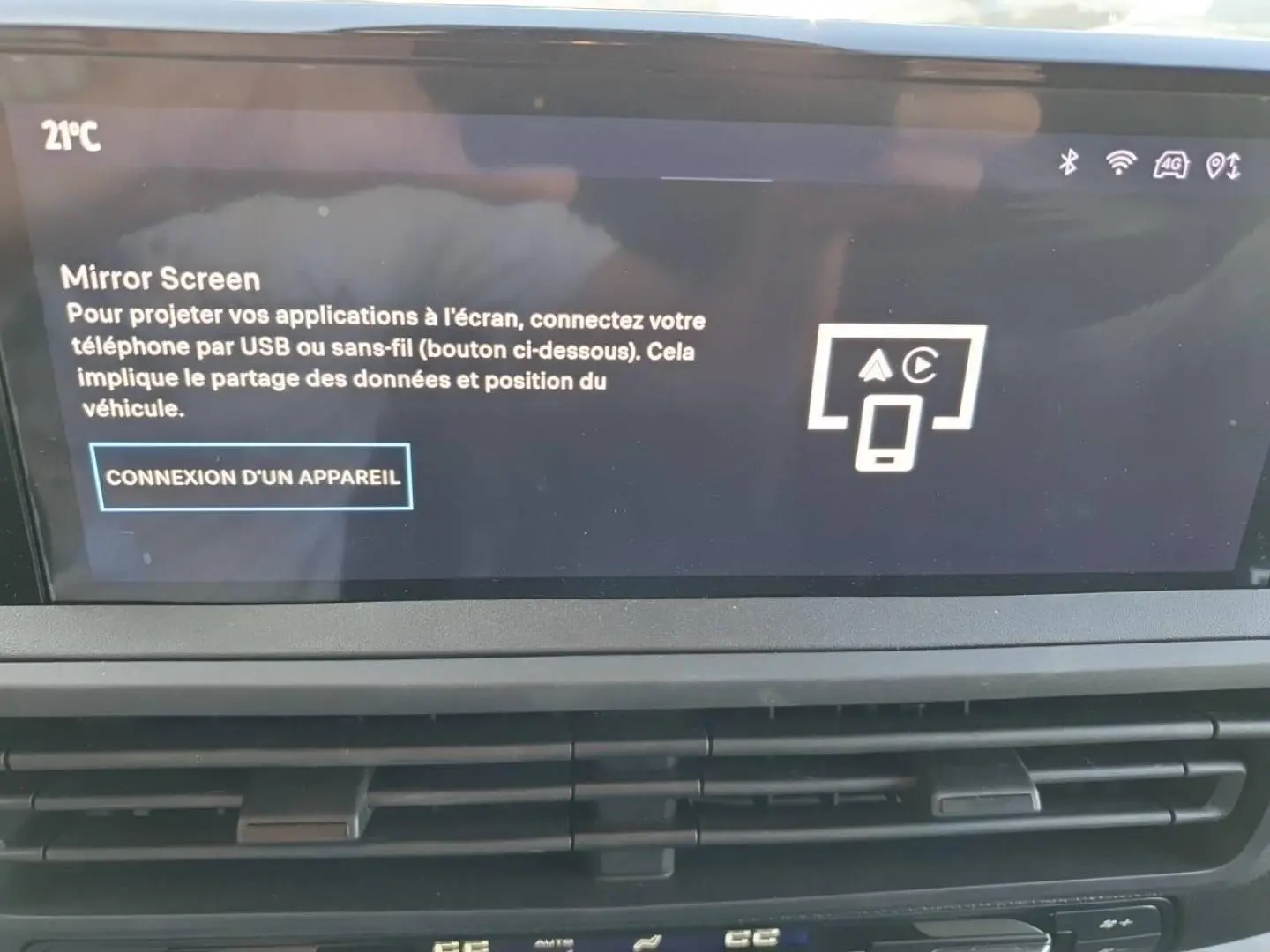 Écran tactile intérieur du Toyota Proace Fourgon 2025 affichant la fonction Mirror Screen.