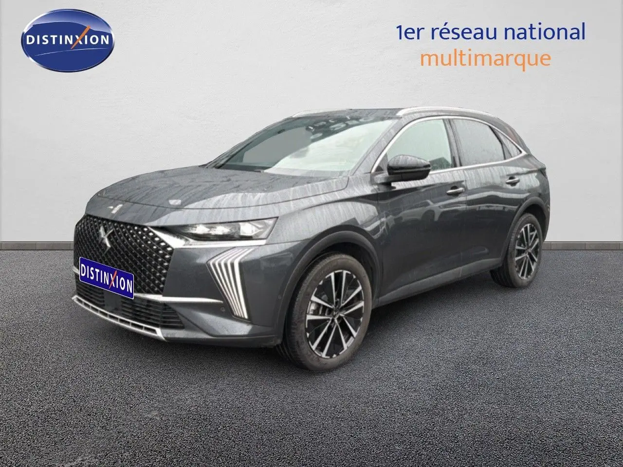 DS7 BlueHDi 130ch en gris titane métal, vue 3/4 avant droit avec calandre distinctive et jantes bi-ton.