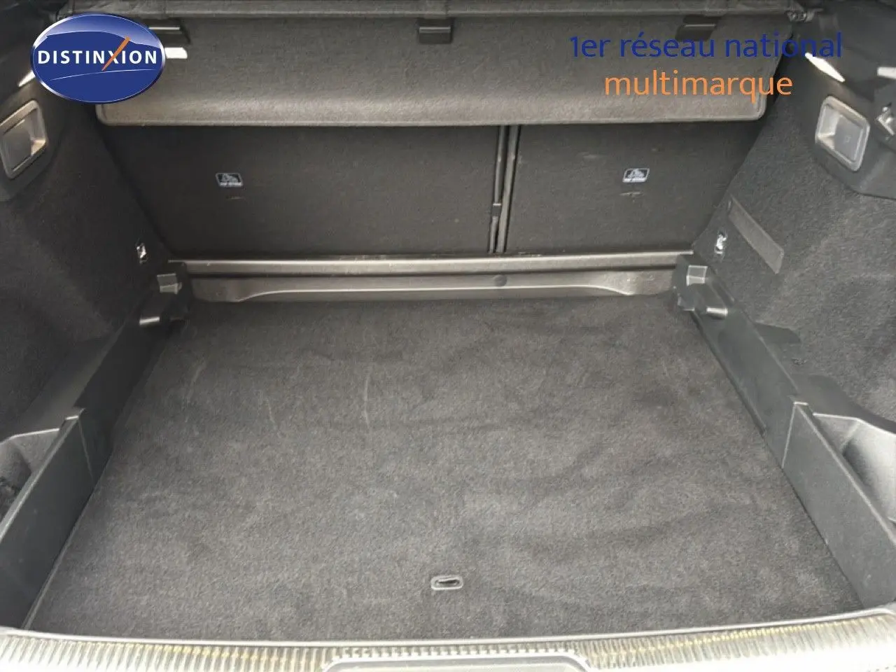 Coffre spacieux et propre du DS7 BlueHDi 130ch 2024 en gris titane métal, vue intérieure arrière sans chargement.