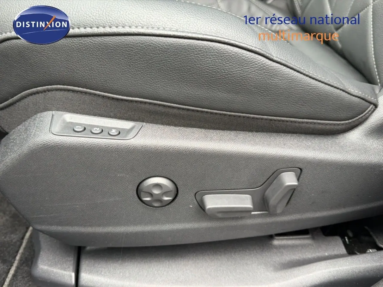 Gros plan sur les commandes de réglage électrique du siège avant en cuir noir du DS7 gris titane métal 2024.