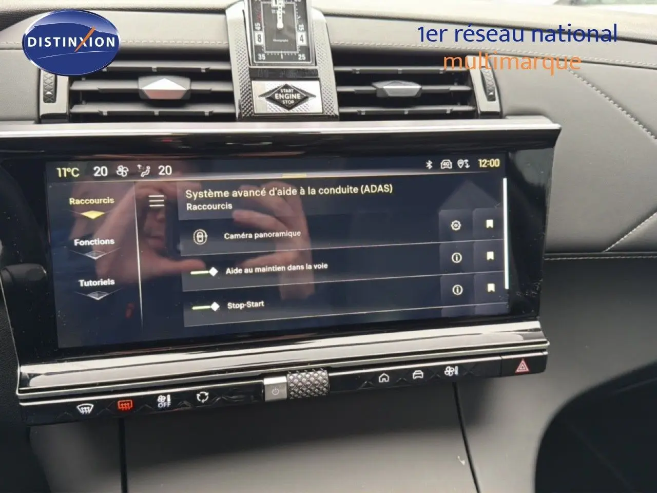 Écran tactile central du tableau de bord du DS7 gris titane, affichant les aides à la conduite avancées.