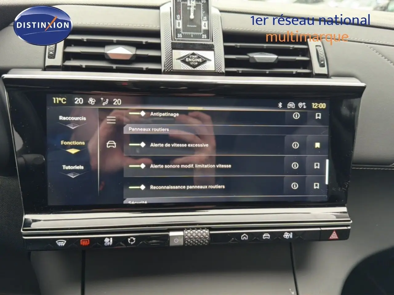 Tableau de bord du DS7 2024 gris titane, vue frontale centrée sur l'écran tactile des fonctions de sécurité.