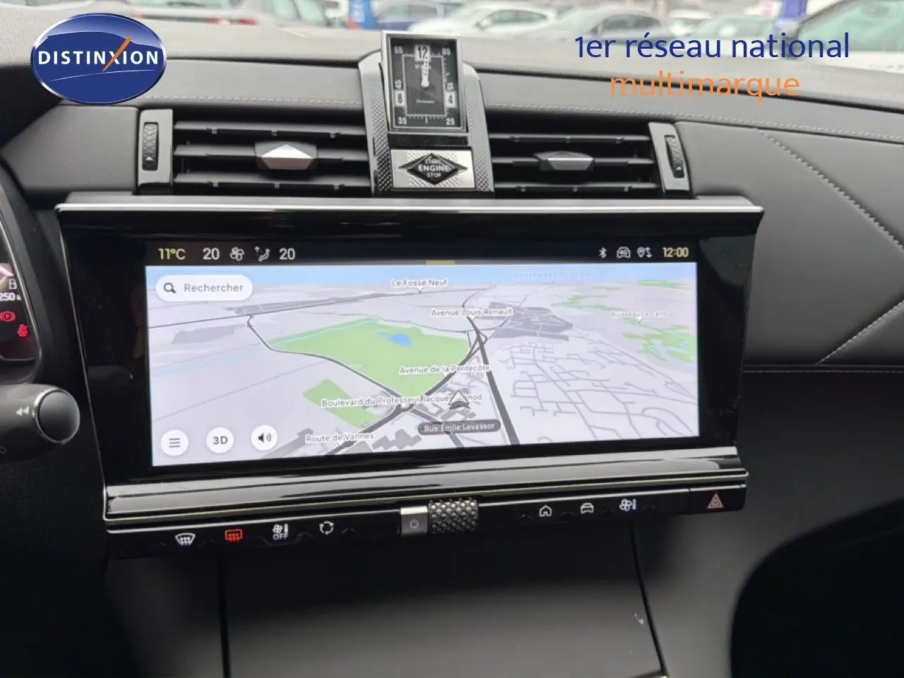 Vue rapprochée de l'écran tactile central avec navigation du tableau de bord noir du DS7 Gris Titane 2024.