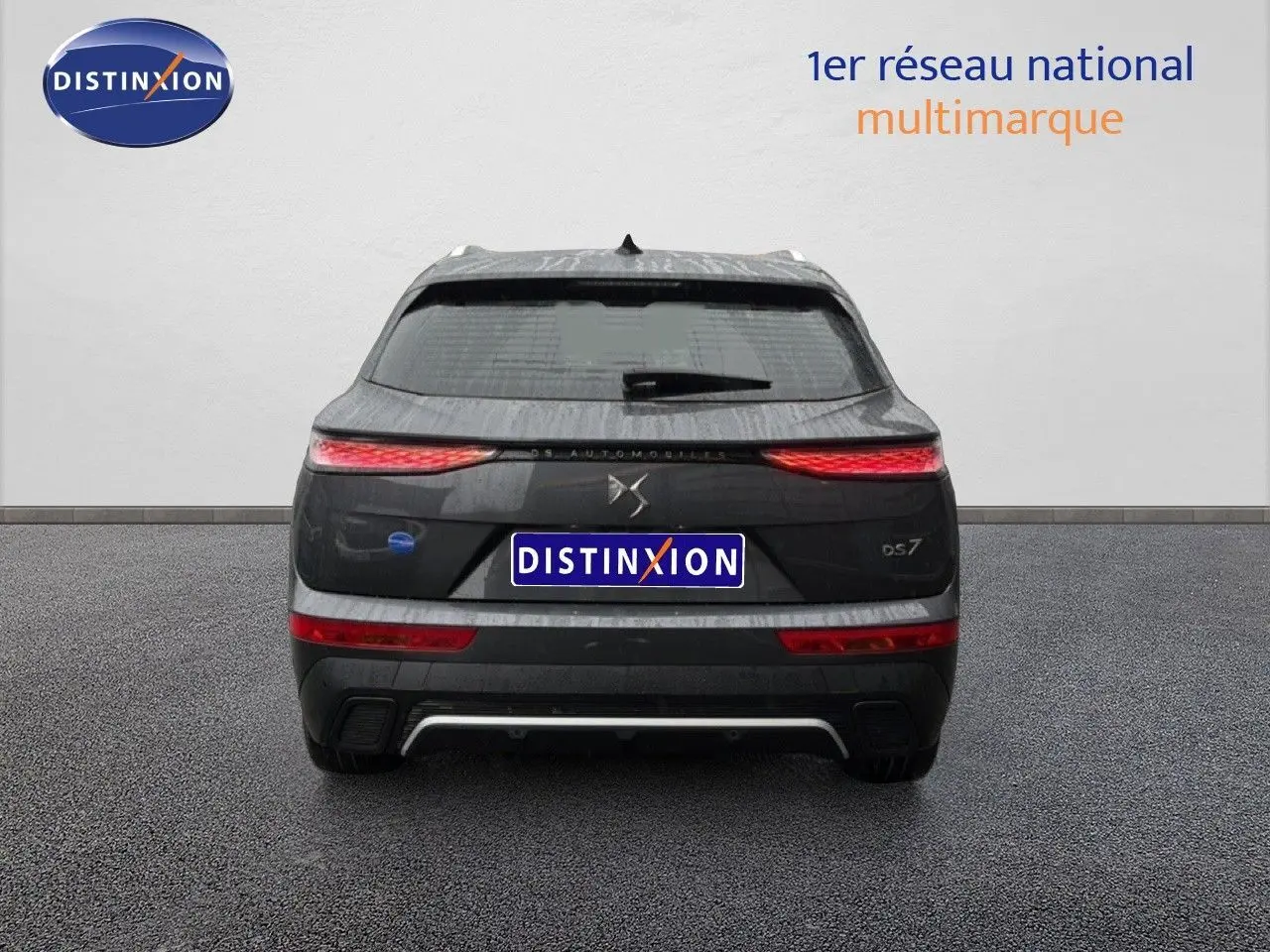 Vue arrière d'un DS7 gris titane métal 2024 avec feux LED étirés et logo DS centré sur le hayon.