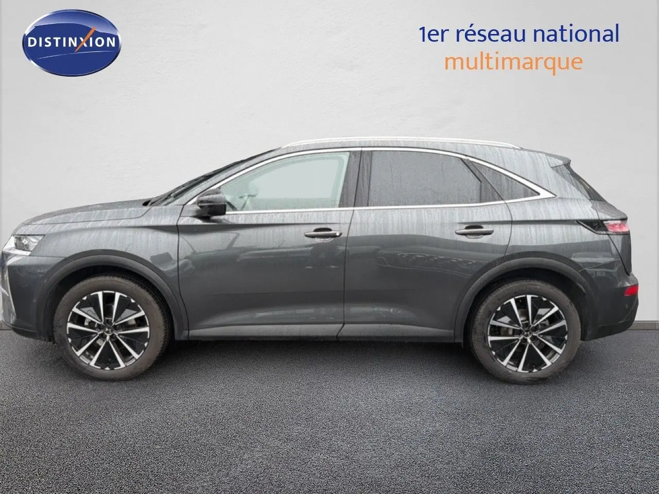 Profil côté gauche du SUV DS7 gris titane métal 2024 avec jantes alliage bicolores et lignes épurées.