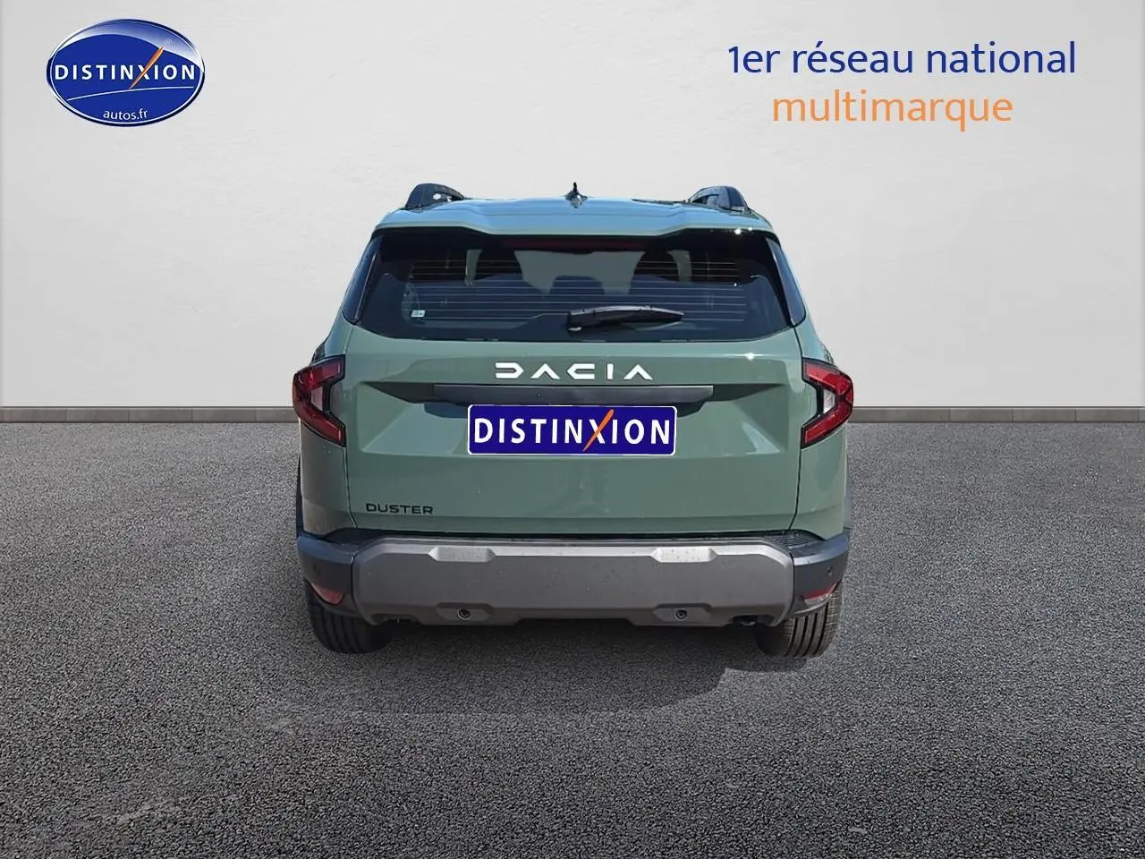 Vue arrière du Dacia Duster 2025 vert kaki avec barres de toit et feux arrière en forme de C.