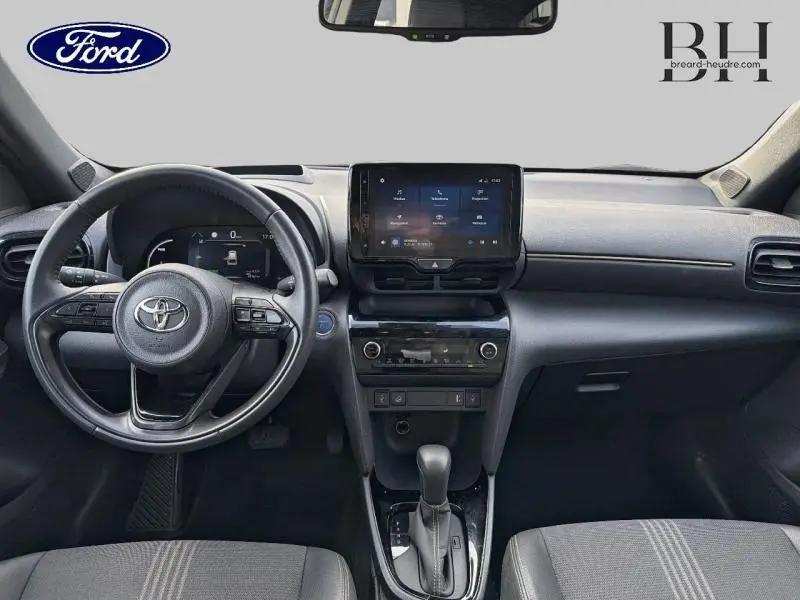 Vue intérieure avant du tableau de bord et volant multifonction noir de la Toyota Yaris Cross 116h Trail AWD-i 2023.