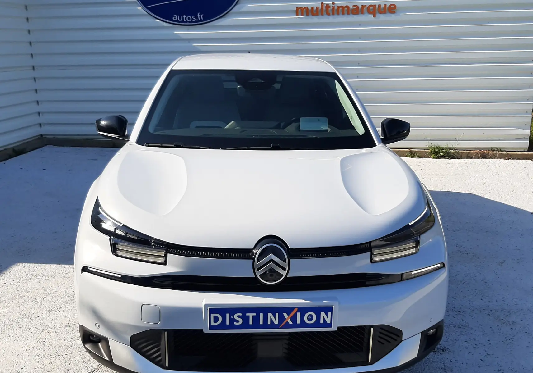 Vue avant d'une Citroën C4 blanche Okenite 2025 avec calandre noire et phares LED distinctifs.