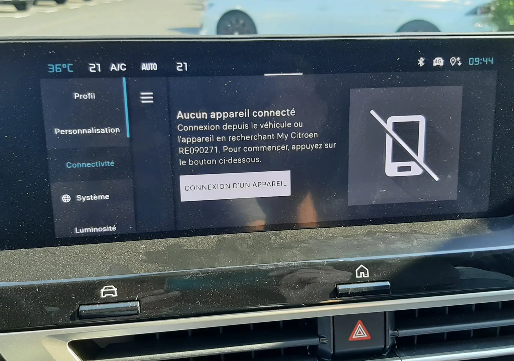 Vue rapprochée de l'écran tactile du tableau de bord du Citroën C4 blanc Okenite, affichant le menu de connectivité.