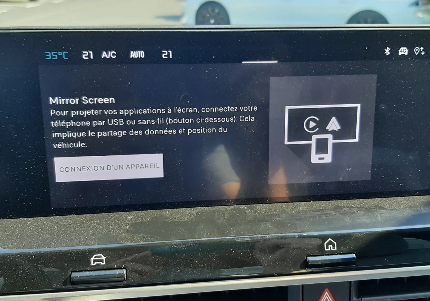 Écran tactile du tableau de bord de la Citroën C4 blanche, affichant l'interface Mirror Screen en intérieur.