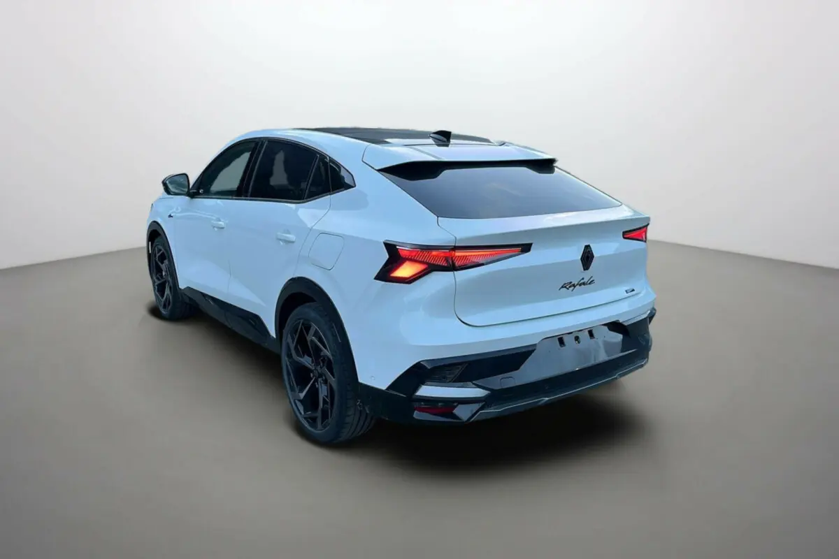 Vue 3/4 arrière droite d'un Renault Rafale blanc nacré avec toit noir et jantes alu noires de 21 pouces.