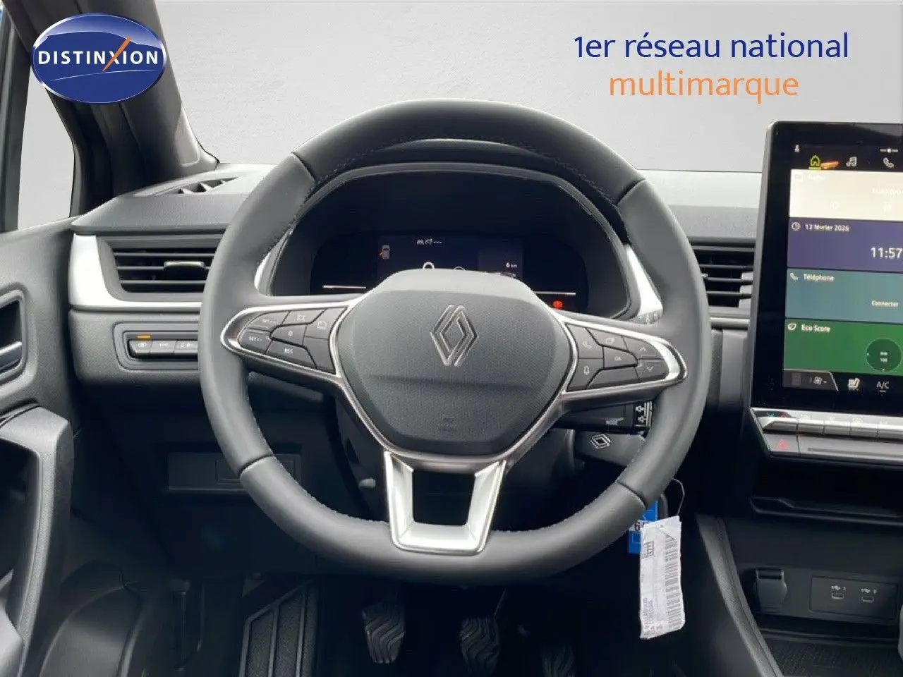 Vue intérieure centrée sur le volant noir du Renault Captur 2025 avec tableau de bord digital et écran tactile à droite.