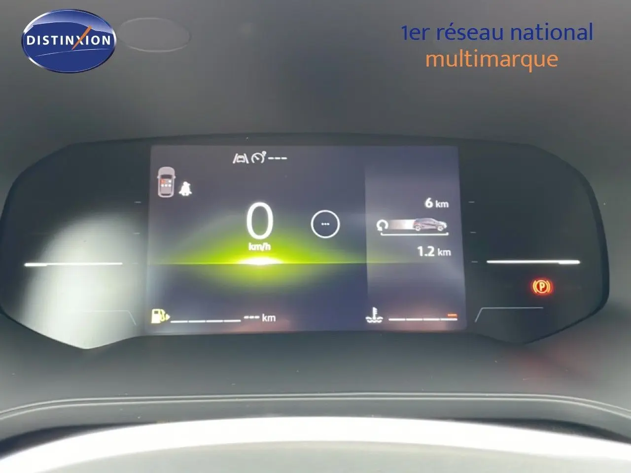 Tableau de bord numérique du Renault Captur 2025 affichant la vitesse à 0 km/h et l'autonomie, vue de face.