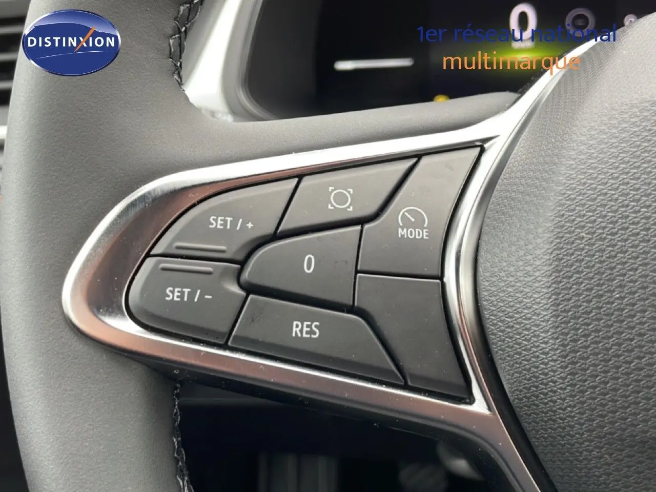 Gros plan sur les commandes au volant côté gauche du Renault Captur 2025, finition noire avec boutons de régulateur de vitesse.