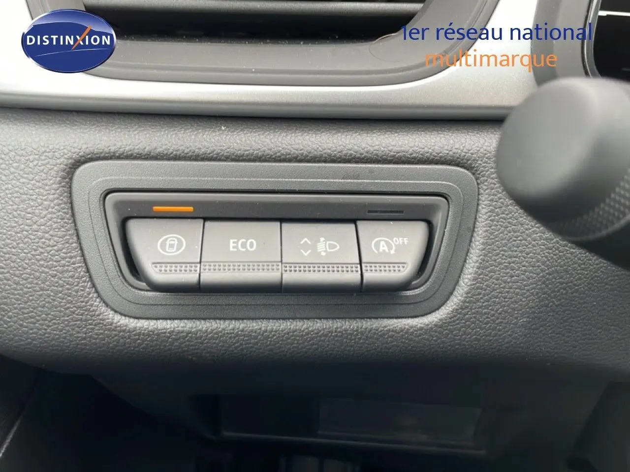 Gros plan sur les boutons de commande du tableau de bord du Renault Captur noir étoile métal, avec fonction ECO activée.