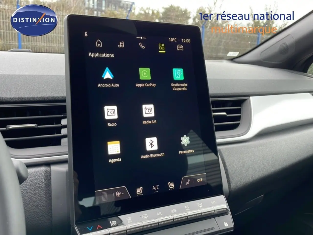 Vue intérieure du tableau de bord du Renault Captur 2025 noir étoile métal, avec écran tactile central vertical affichant les applications connectées.