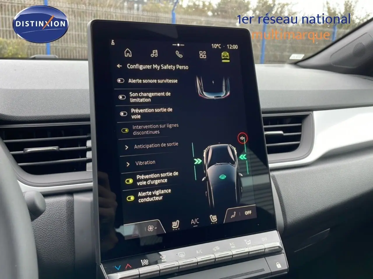 Écran tactile central affichant les aides à la conduite dans l’habitacle du Renault Captur noir étoile métal, vue de face.