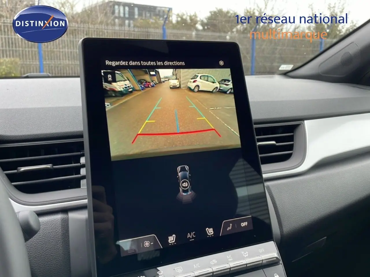 Vue intérieure du tableau de bord du Renault Captur 2025 noir étoile métal, écran tactile affichant la caméra de recul.