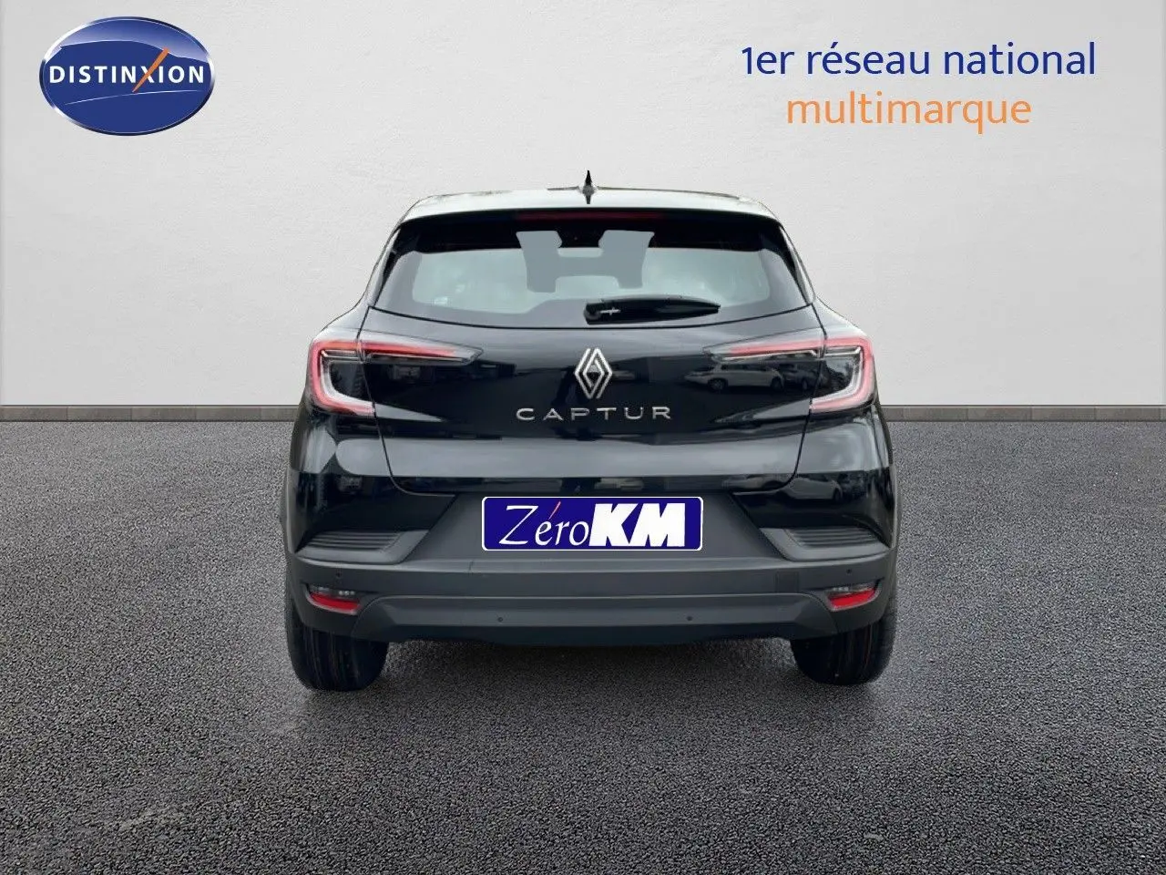 Vue arrière d'un Renault Captur noir étoile métal 2025 avec logo et feux arrière LED visibles.