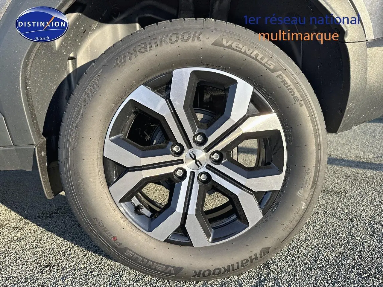 Gros plan sur la jante alu noire et grise du Dacia Duster gris schiste, avec pneu Hankook Ventus Prime 4 visible.