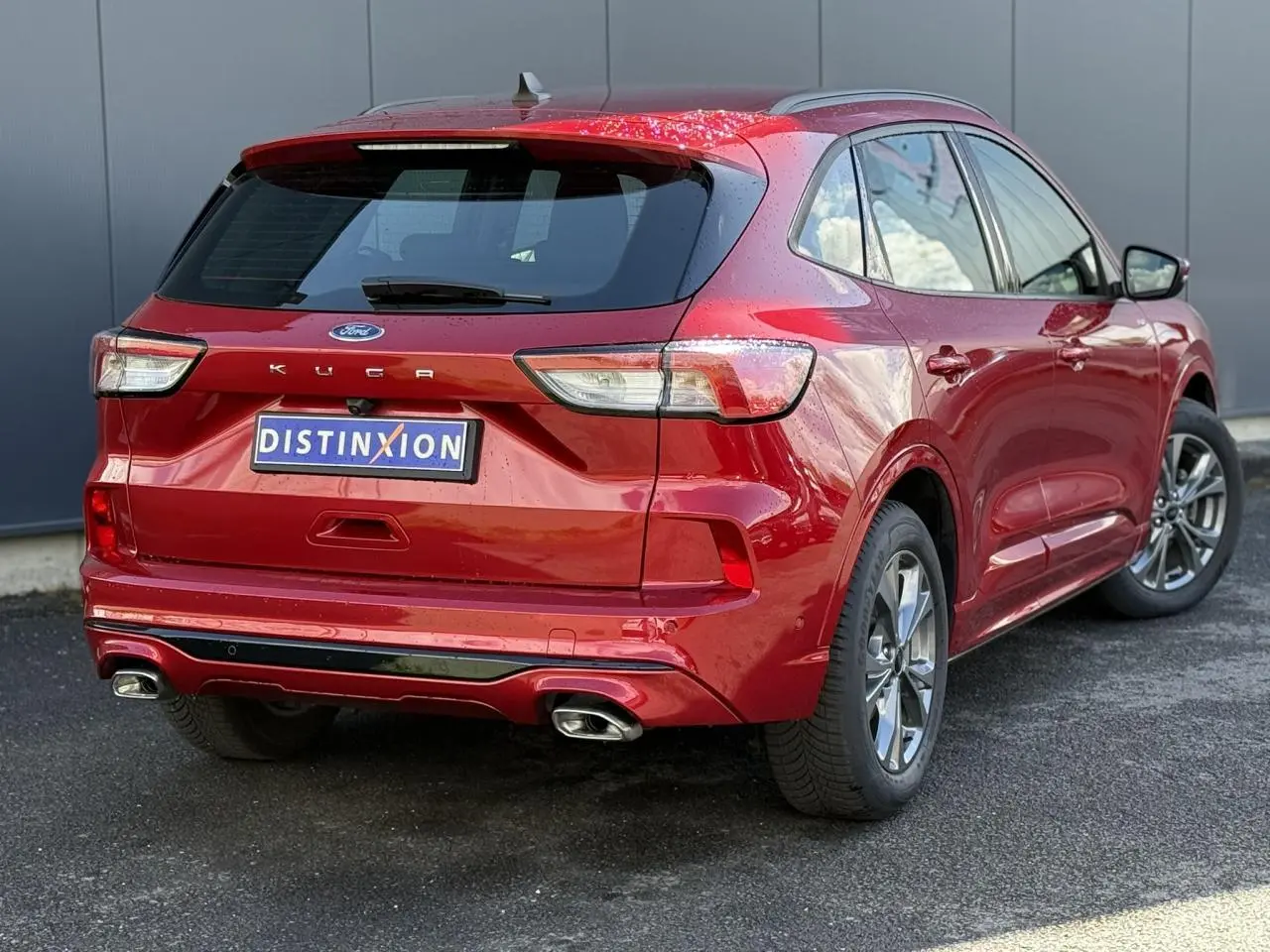 Vue 3/4 arrière droite du Ford Kuga 2.0 EcoBlue rouge Lucifer avec double sortie d’échappement et jantes alliage 18 pouces.