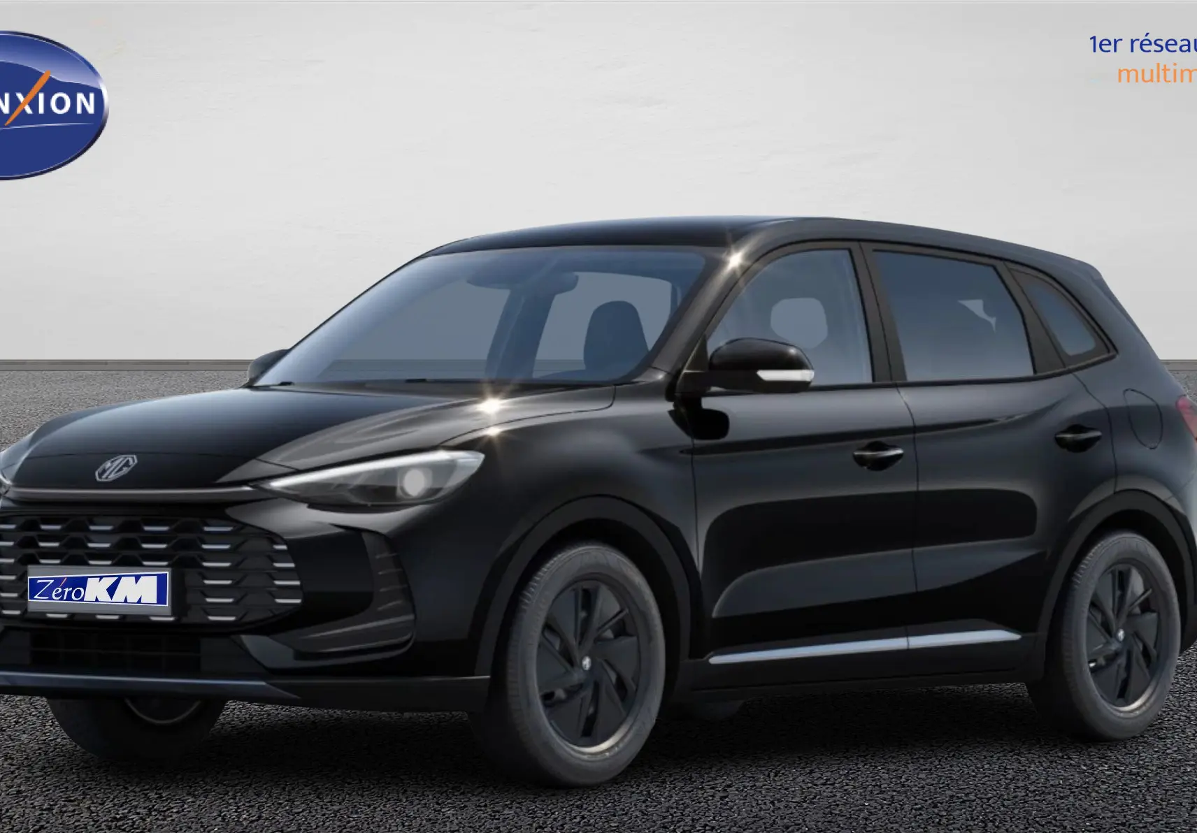 Vue 3/4 avant du SUV MG ZS 2025 Pebble Black avec calandre noire et jantes acier 16 pouces à enjoliveurs noirs.