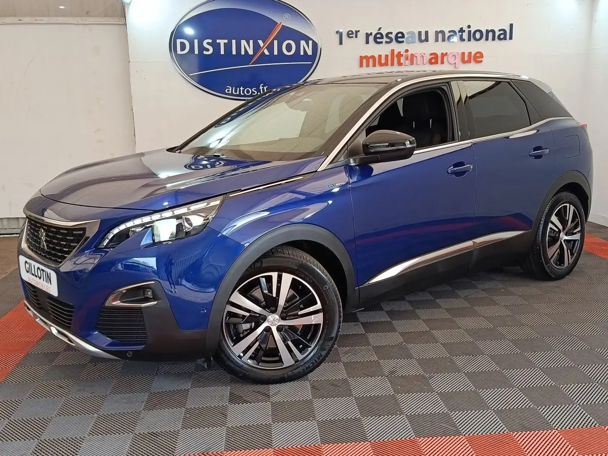 Peugeot 3008 1.6 Hybrid bleu en 3/4 avant droit, avec jantes alliage et détails chromés visibles.
