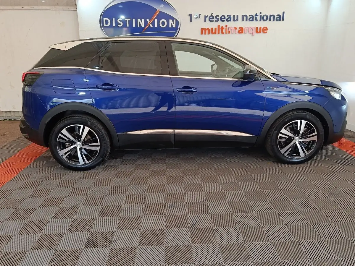 Profil droit d’un Peugeot 3008 hybride rechargeable bleu avec toit blanc et jantes alliage bicolores.
