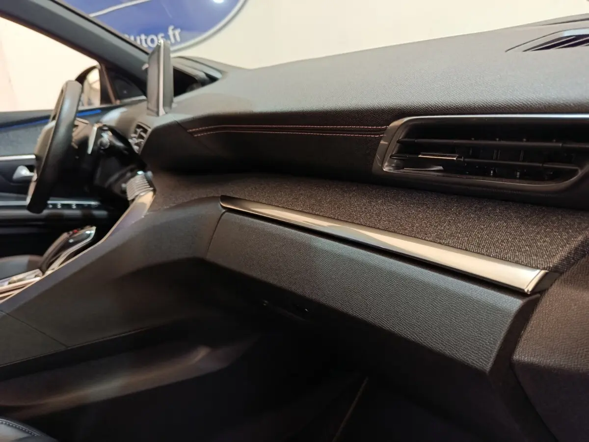 Vue intérieure côté passager du tableau de bord noir et tissu gris du Peugeot 3008 hybride rechargeable bleu 2020.