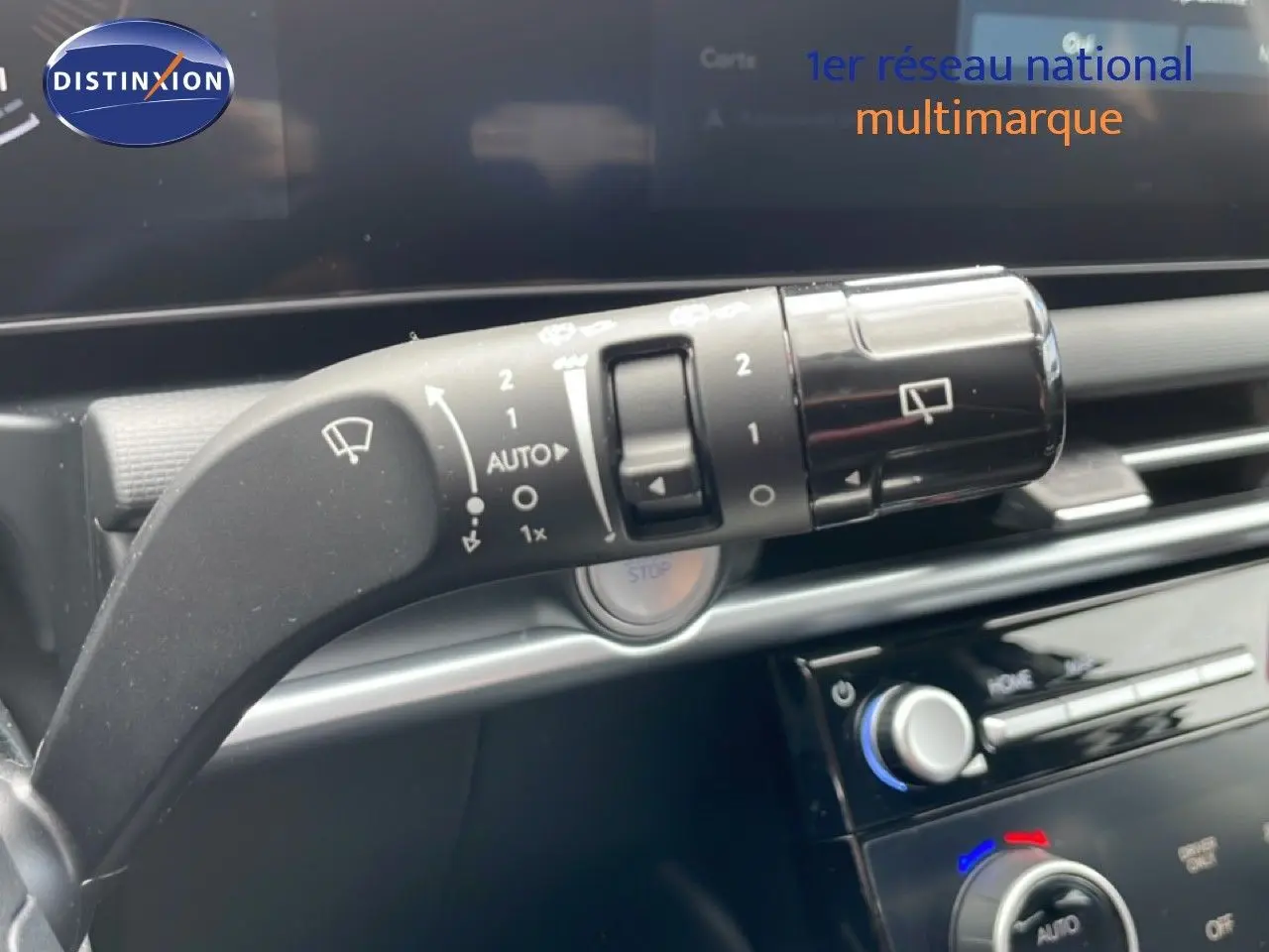 Gros plan sur la commande d'essuie-glace du Hyundai Tucson 2026, intérieur noir avec détails argentés.