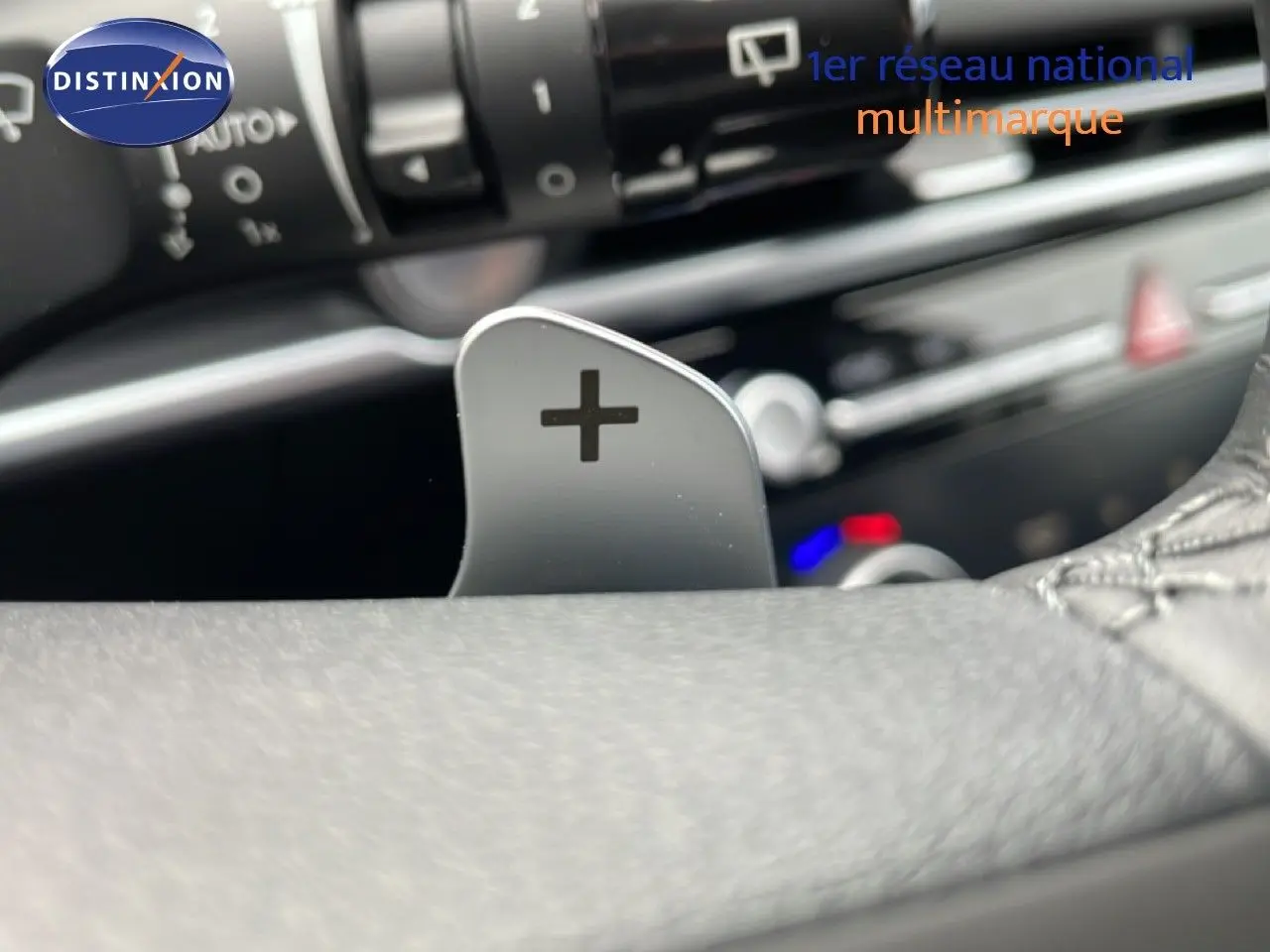 Gros plan sur la palette de changement de vitesse "+" côté droit du volant d'un Hyundai Tucson blanc Atlas 2026.