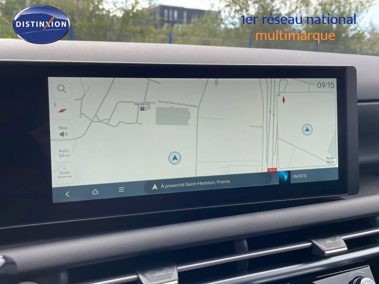 Écran tactile central du Hyundai Tucson blanc Atlas 2026 affichant la navigation GPS en intérieur.