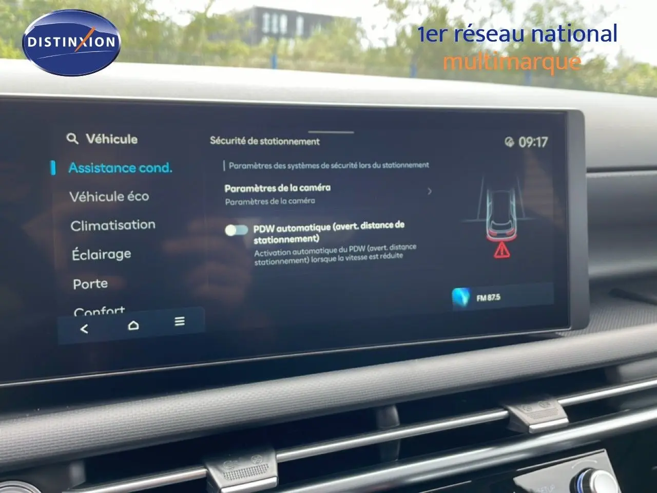 Écran tactile intérieur du Hyundai Tucson 2026 montrant les paramètres d'assistance à la conduite, vue de face.