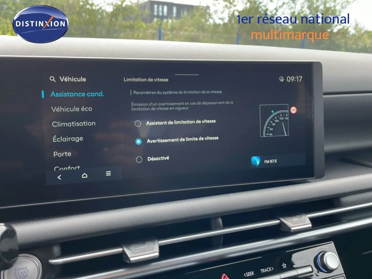 Écran tactile central du Hyundai Tucson 2026 affichant les options d'assistance à la conduite, intérieur noir.