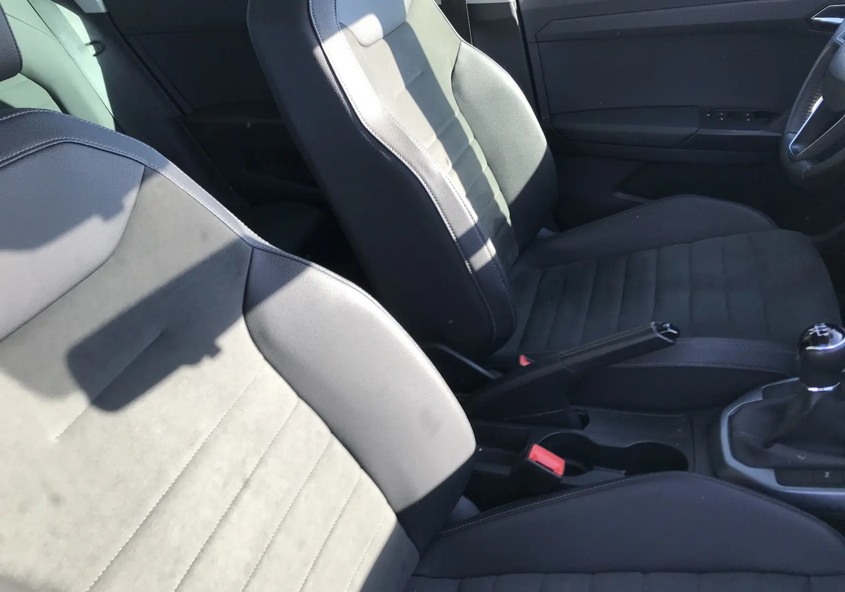 Gros plan sur les sièges avant en cuir et alcantara de la SEAT Arona 2019, avec levier de vitesse manuel visible.