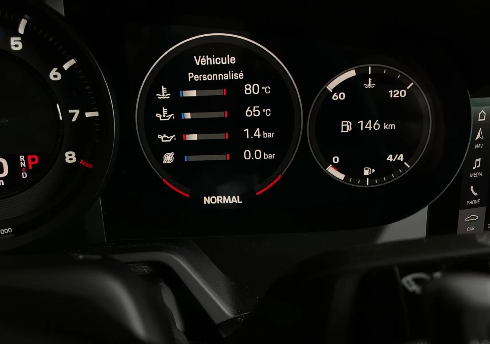 Affichage numérique du tableau de bord de la Porsche 911 Carrera S 2019 montrant les températures et la distance restante.