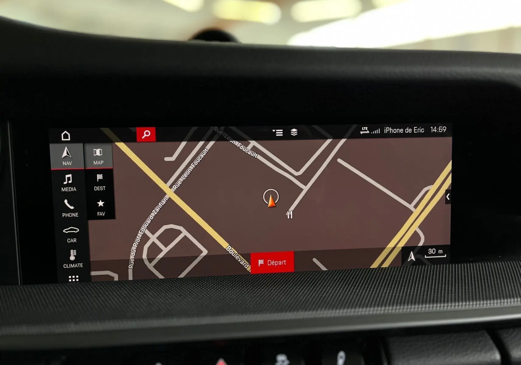 Écran de navigation GPS affichant une carte détaillée dans l'habitacle d'une Porsche 911 Carrera S argent GT.